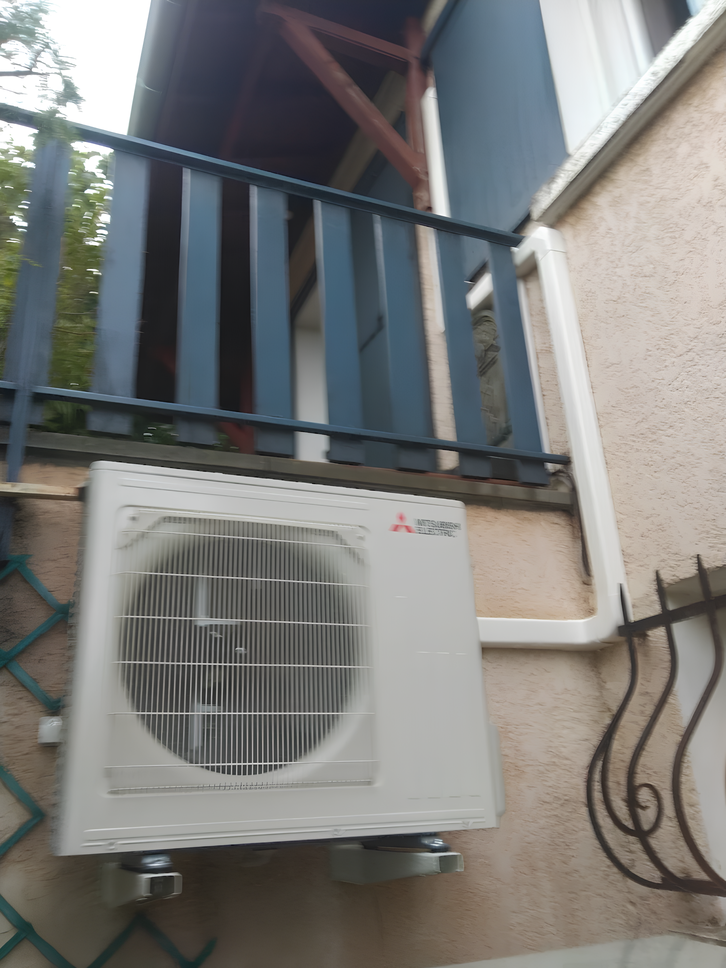 Groupe extérieur de pompe à chaleur Mitsubishi installé